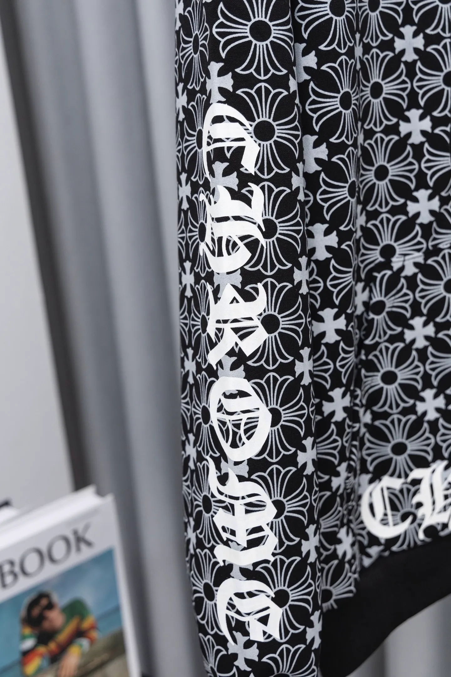 P310 Style No.: M022 𝐂𝐇𝐑𝐎𝐌𝐄 𝐇𝐄𝐀𝐑𝐓𝐒/Cro Heart Hooded 23FW new full printed Sanskrit open and close sweatshirt Full dark pattern print as the backing to show a sense of mystery Sanskrit embroidery on the front chest Metal zipper closure Classic Sanskrit print design on both arms Classic big horseshoe print on the back, overall high-end and versatile, same style for men and women Size: S-XL